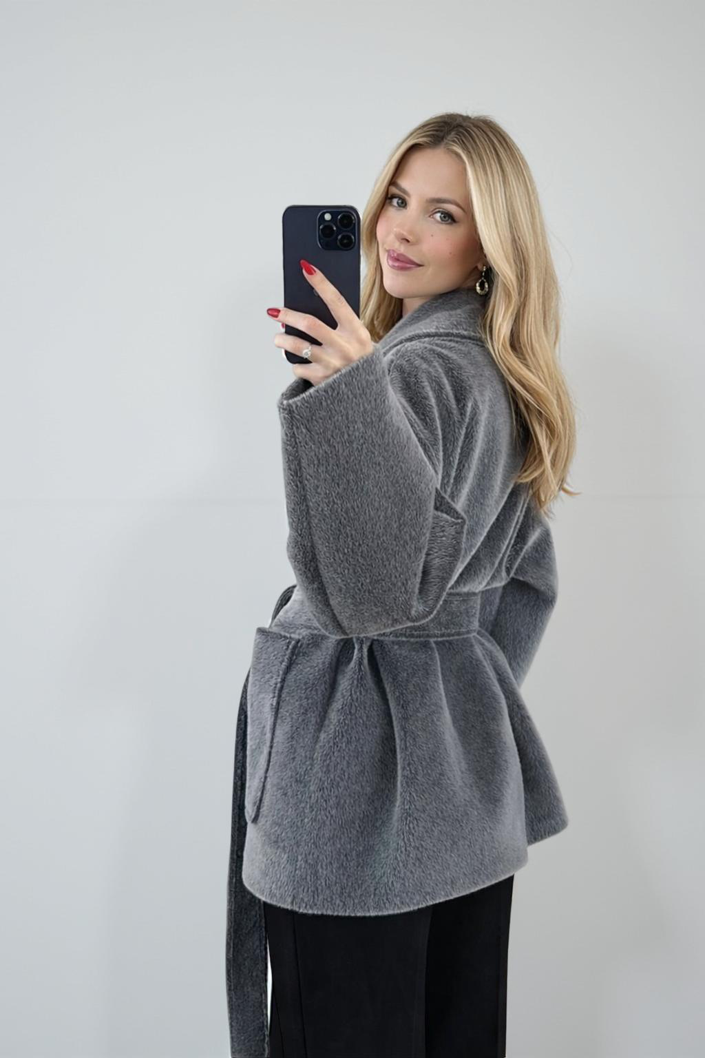 Le Manteau Intemporel en Matière Noble