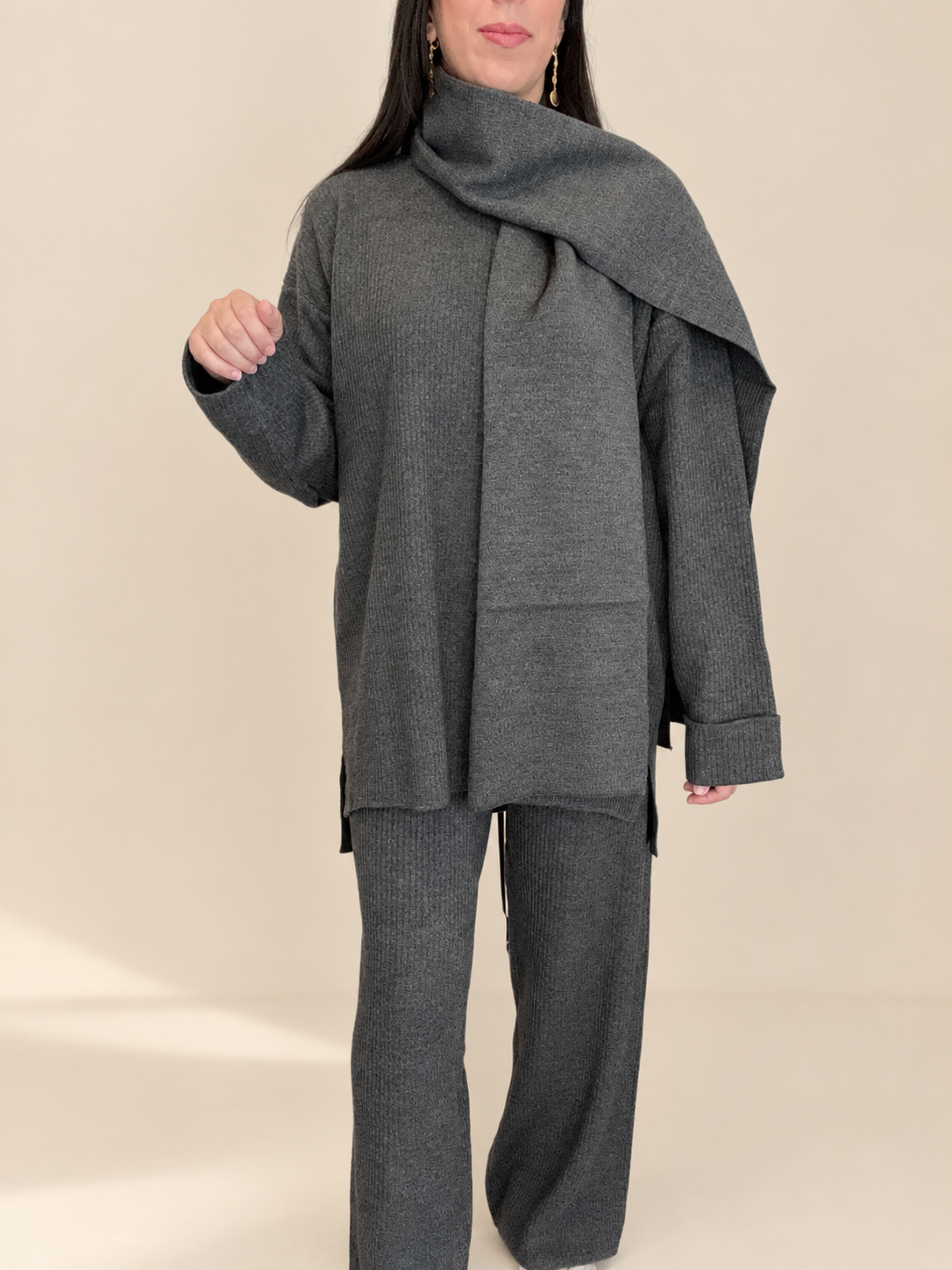 Ensemble Maille Côtelée Gris Anthracite – Pull, Pantalon & Écharpe