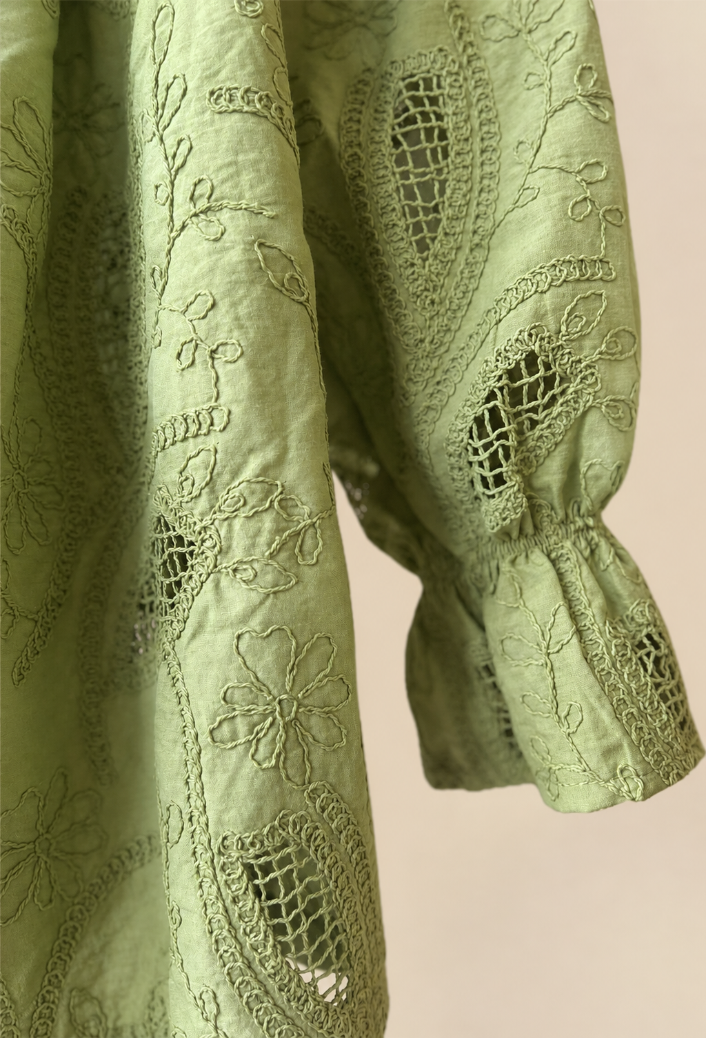 Blouse Verte Brodée – Broderies Vert Kaki