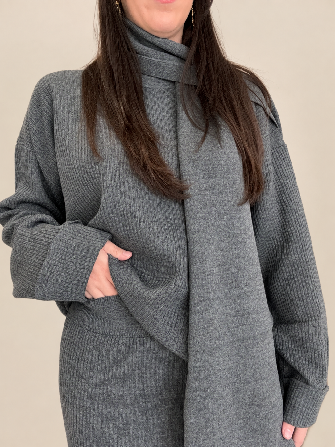 Ensemble Maille Côtelée Gris Anthracite – Pull, Pantalon & Écharpe