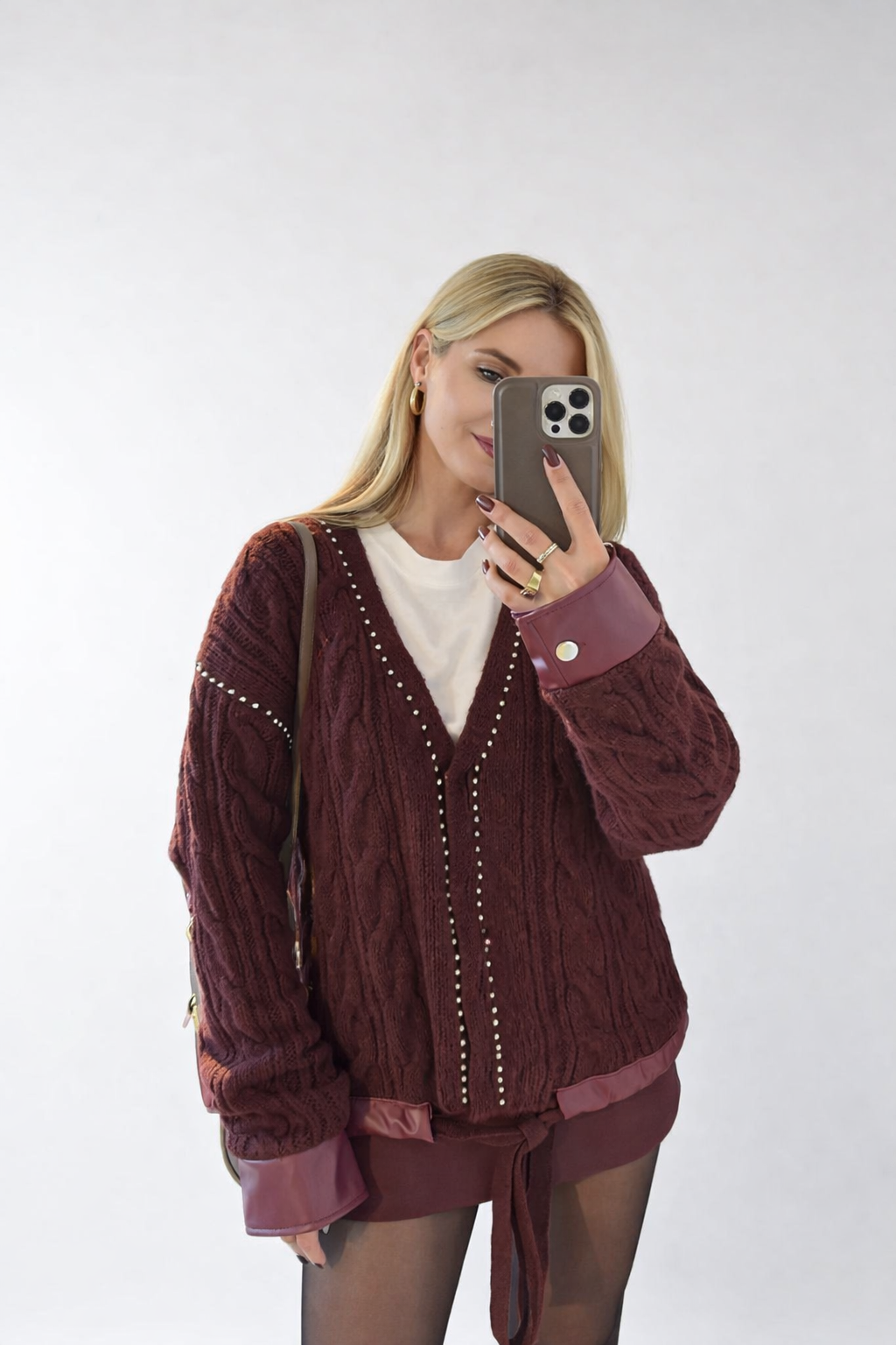 Cardigan Signature Bordeaux – Chic Moderne & Finitions Bijoux