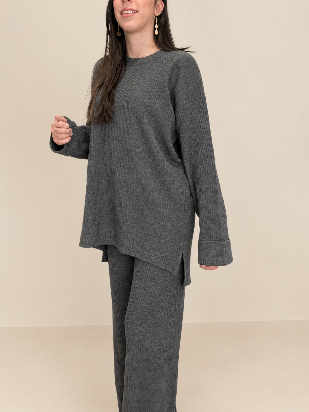 Ensemble Maille Côtelée Gris Anthracite – Pull, Pantalon & Écharpe
