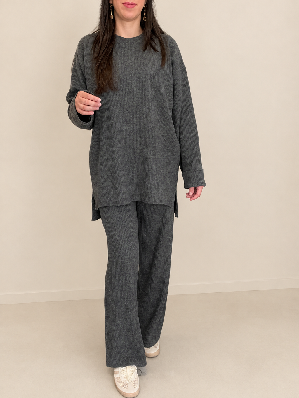 Ensemble Maille Côtelée Gris Anthracite – Pull, Pantalon & Écharpe