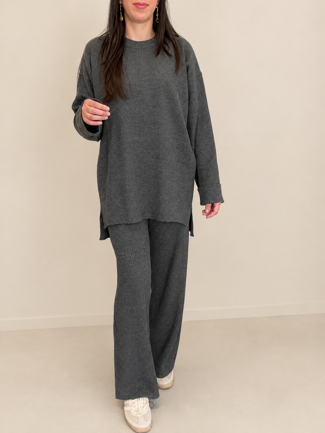 Ensemble Maille Côtelée Gris Anthracite – Pull, Pantalon & Écharpe