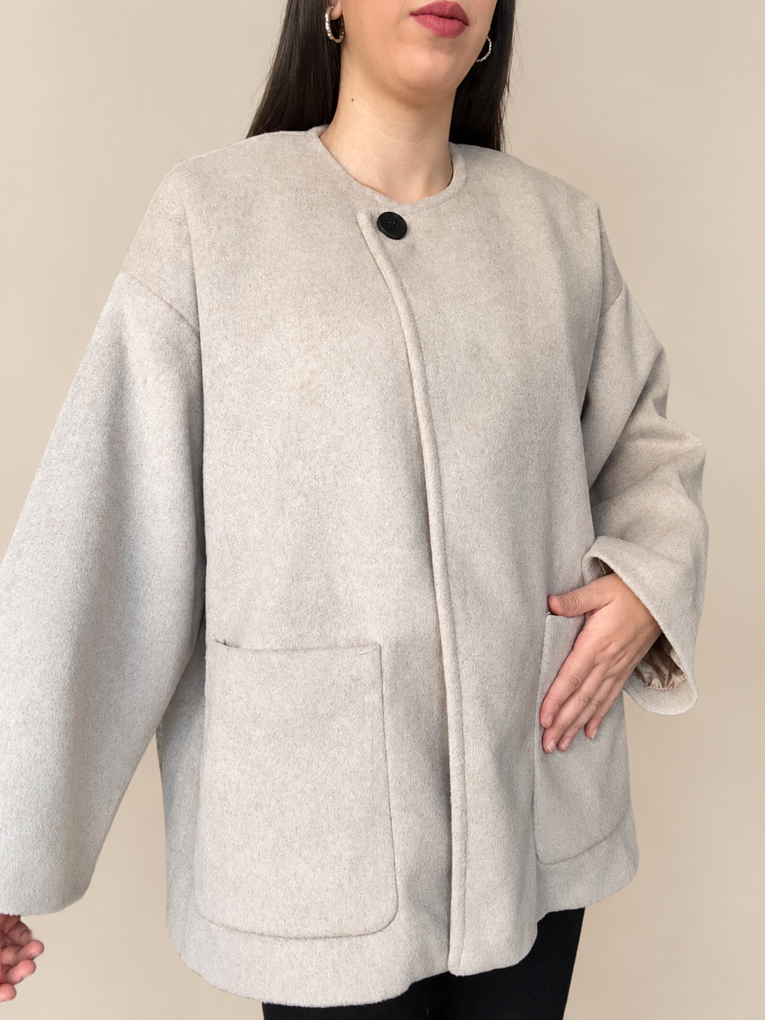 Veste courte oversize beige col rond bouton unique