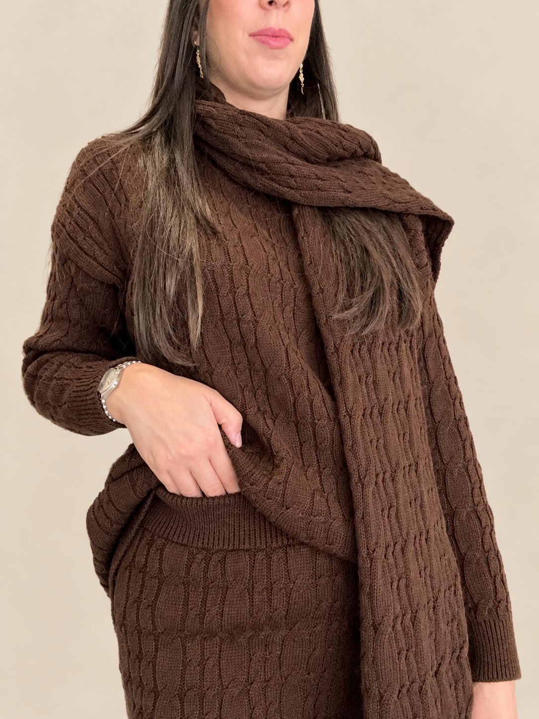 Ensemble Maille Torsadée Marron – Pull, Pantalon Large & Écharpe