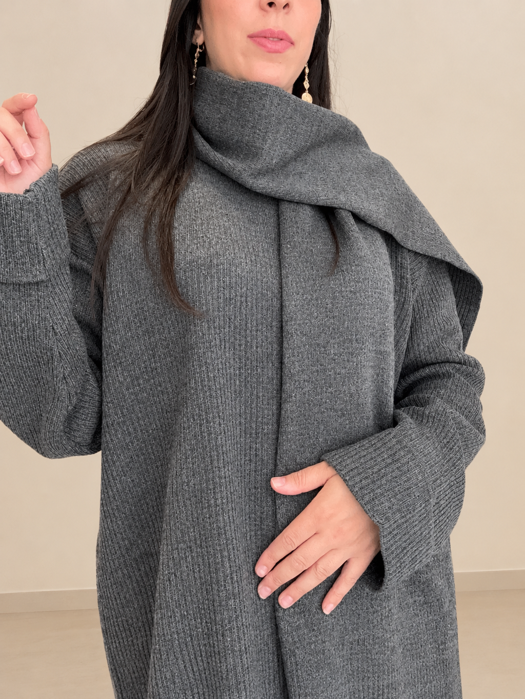 Ensemble Maille Côtelée Gris Anthracite – Pull, Pantalon & Écharpe