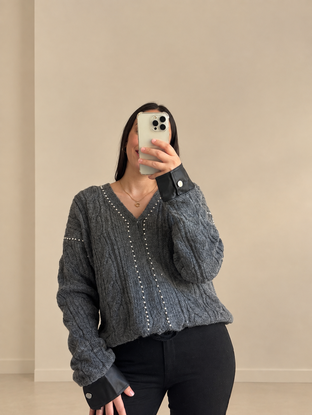 Gilet femme gris anthracite maille torsadée perles