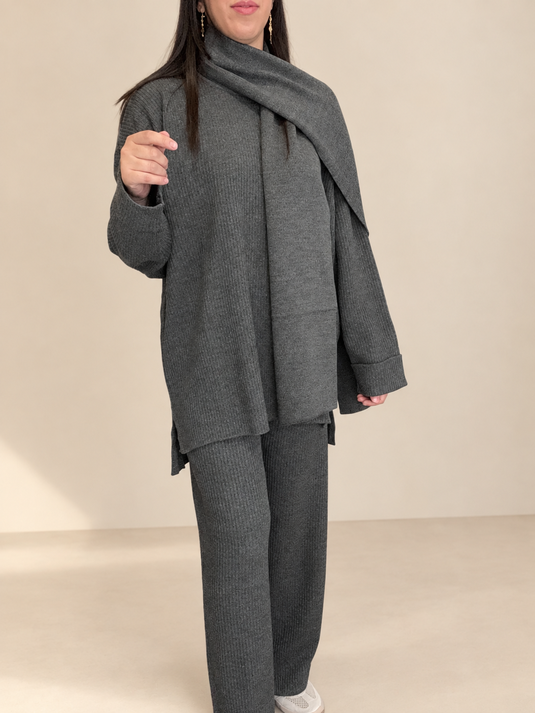 Ensemble Maille Côtelée Gris Anthracite – Pull, Pantalon & Écharpe