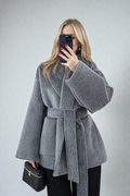 Le Manteau Intemporel en Matière Noble