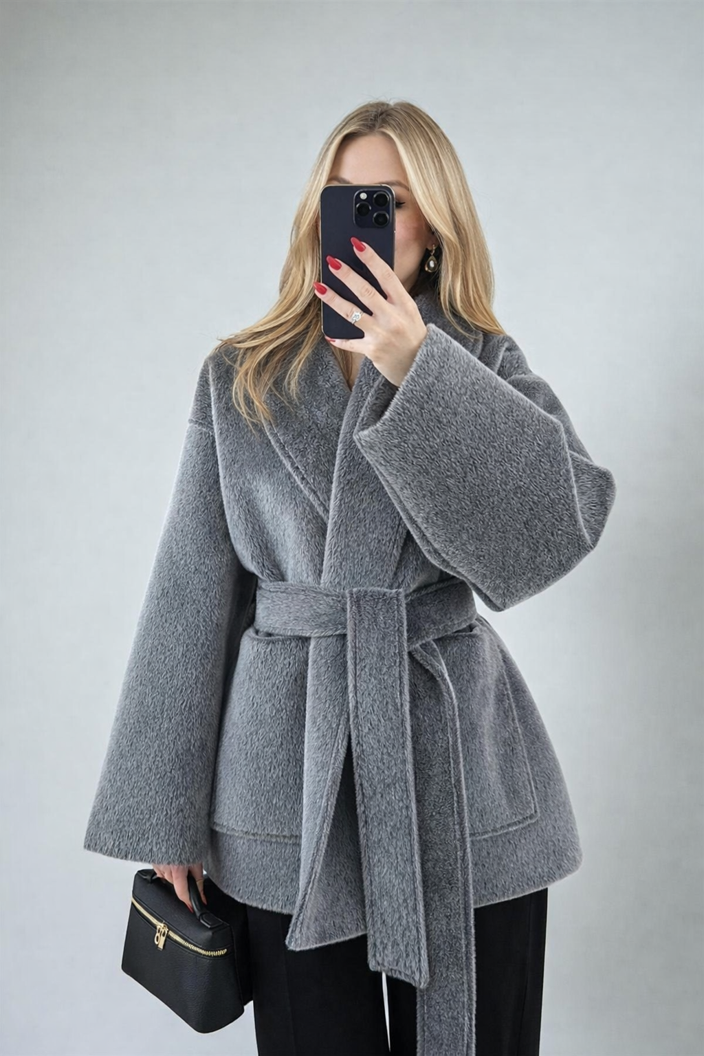 Le Manteau Intemporel en Matière Noble