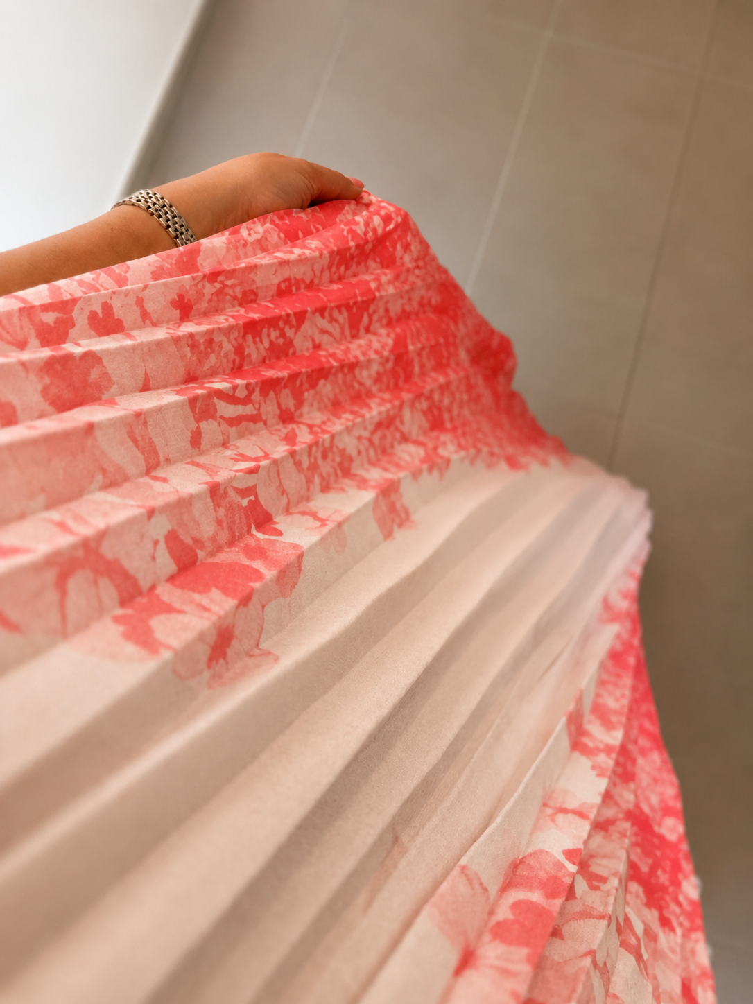 Robe Maxi Plissée Florale – Rose Poudré & Fuchsia