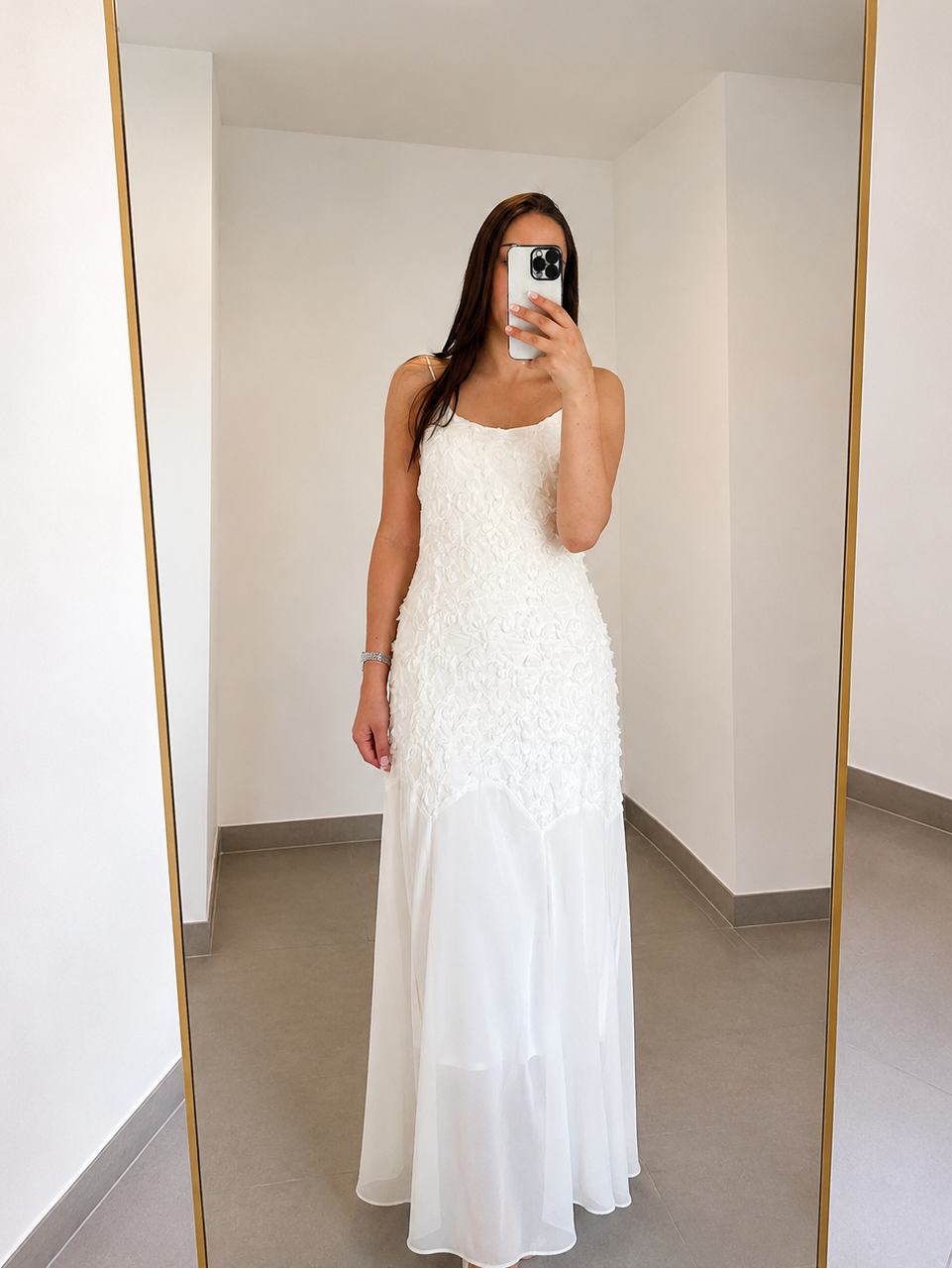Robe Maxi Blanche – Haut Texturé Floral & Jupe Fluide