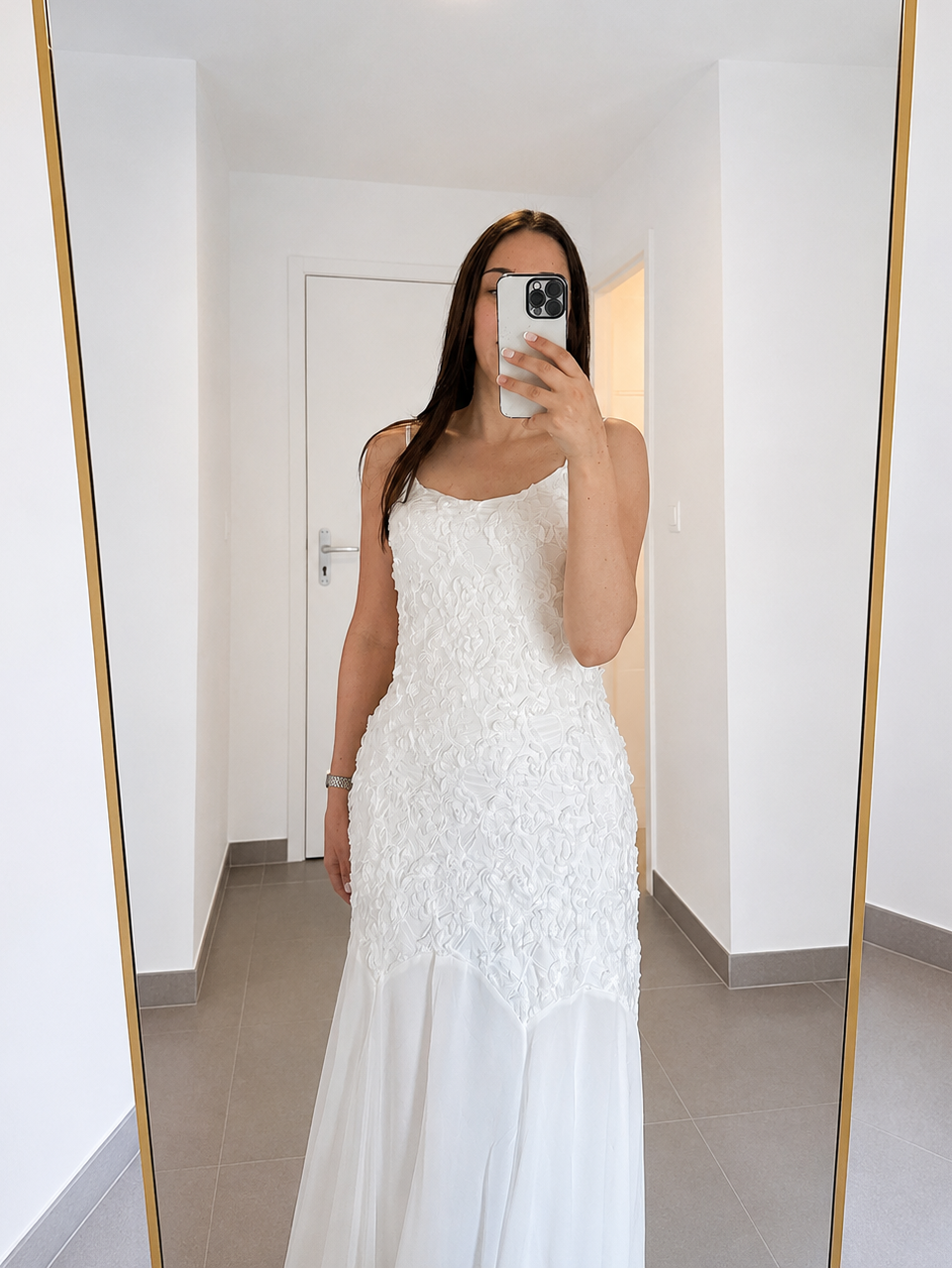 Robe Maxi Blanche – Haut Texturé Floral & Jupe Fluide