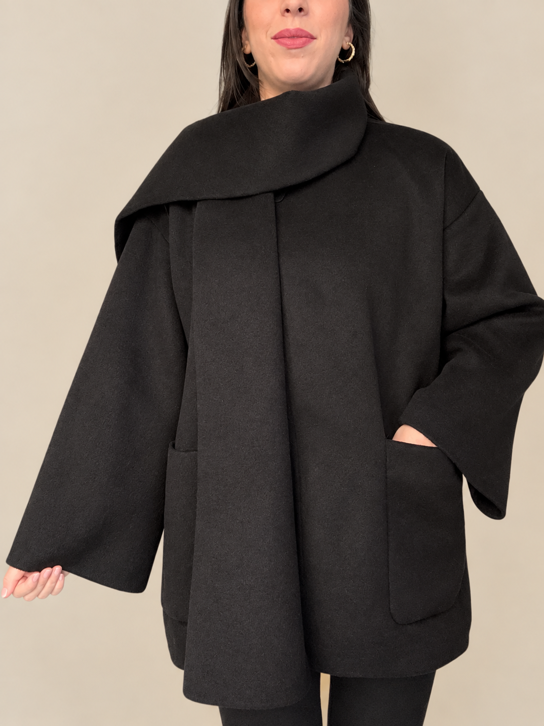 Veste Oversize Noire – Col Rond & Écharpe Assortie