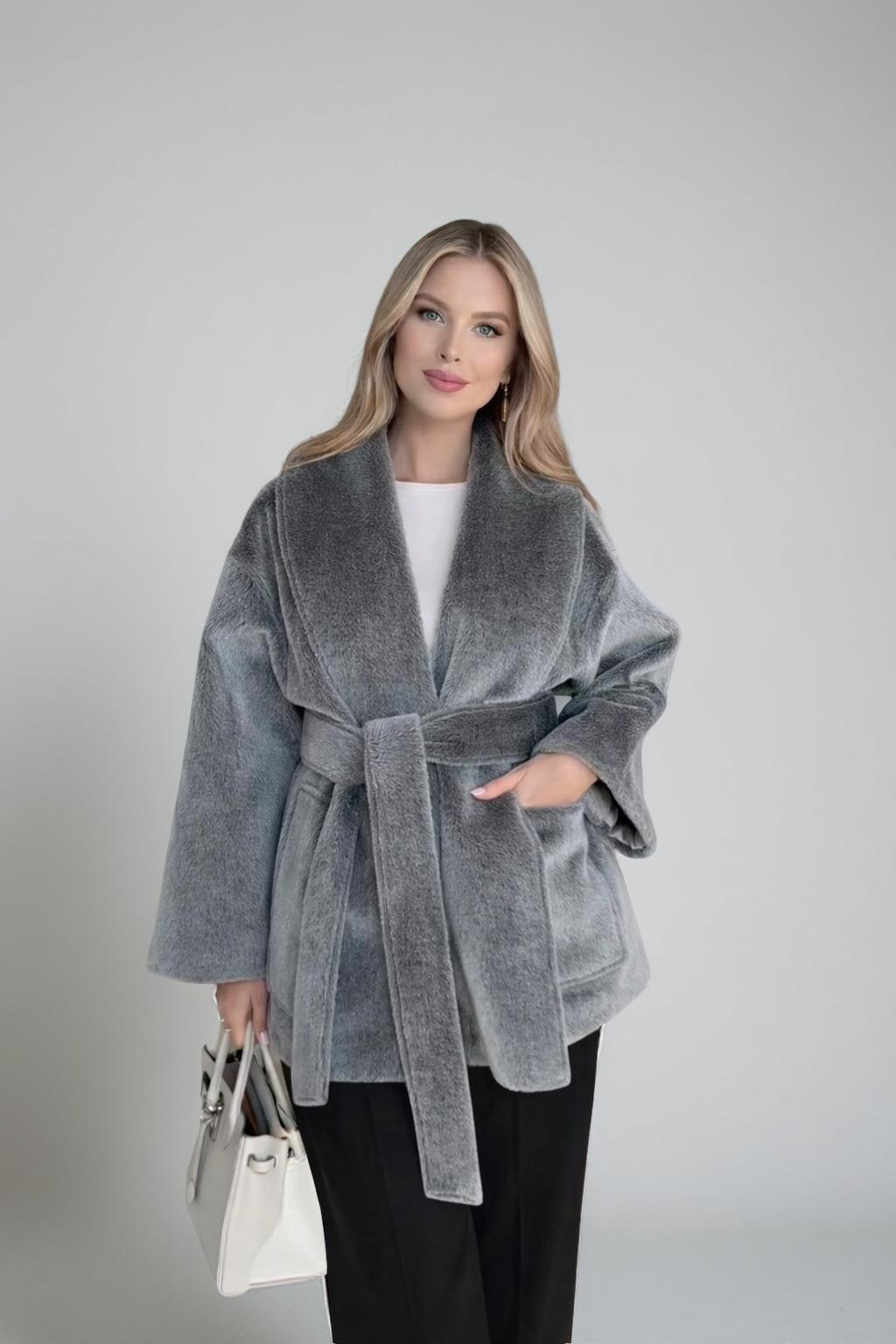 Le Manteau Intemporel en Matière Noble