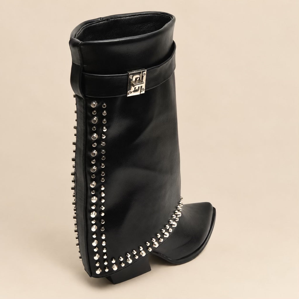 Bottes cloutées noires femme vue arrière, revers clouté