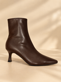 Bottines pointues marron effet cuir portées avec un jean brut retroussé