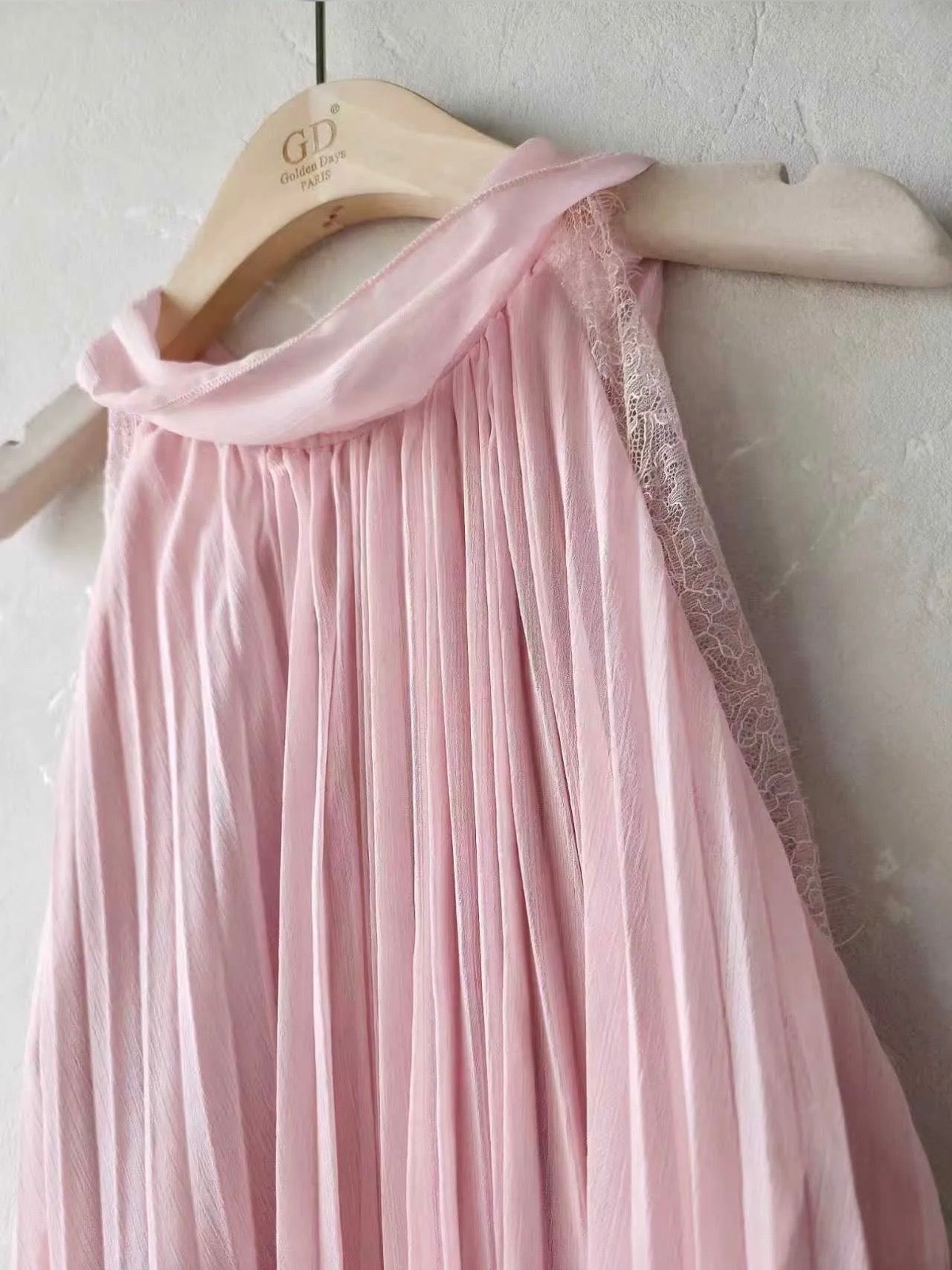 Top fluide plissé rose poudré avec dentelle