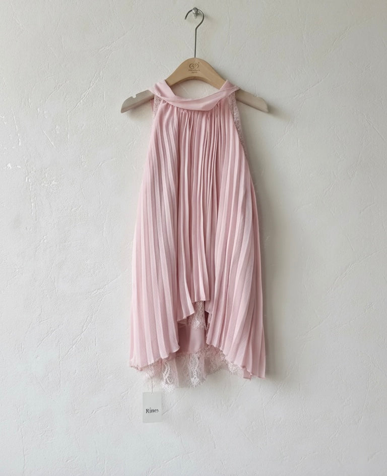 Top fluide plissé rose poudré avec dentelle