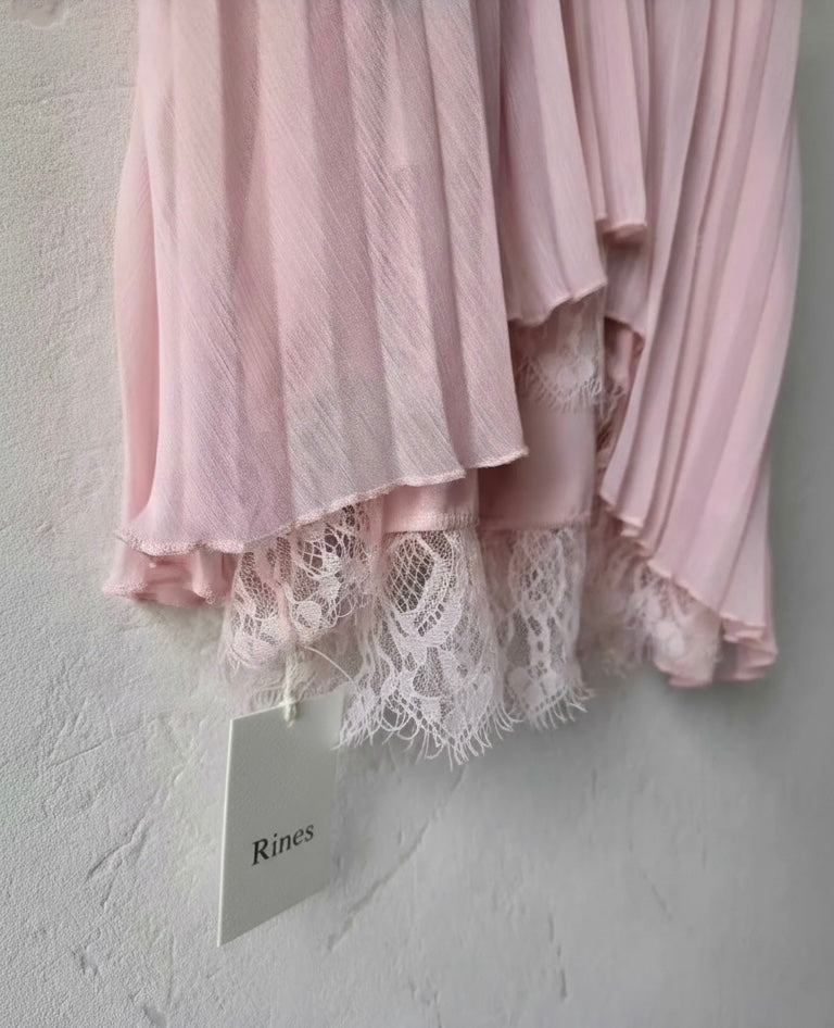 Top fluide plissé rose poudré avec dentelle