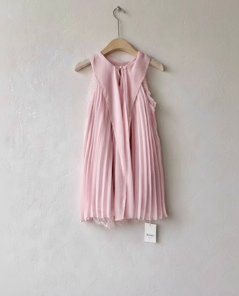 Top fluide plissé rose poudré avec dentelle