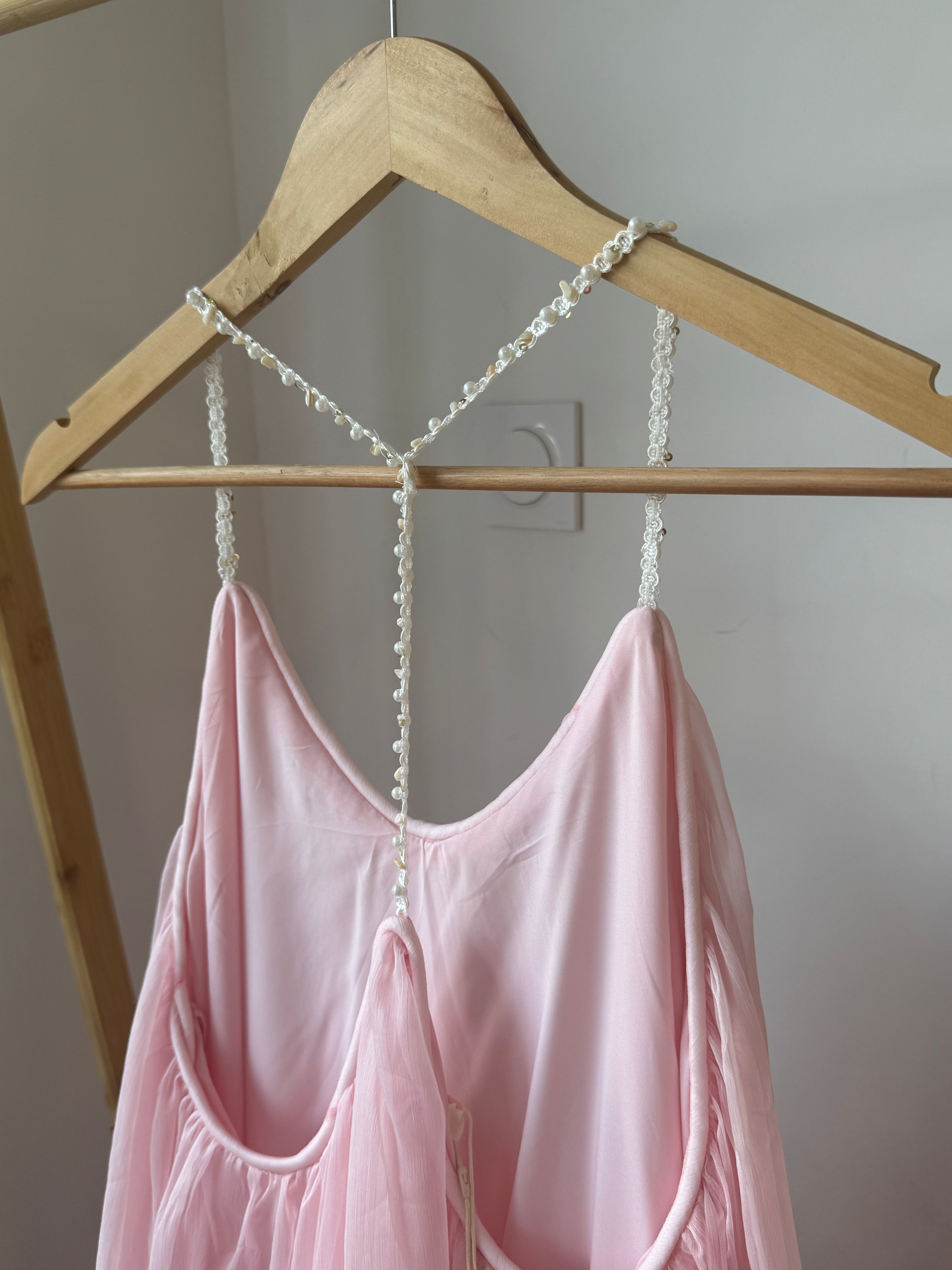 Robe Maxi Voile Plissé – Bretelles Perlées | Rose Poudré & Beige