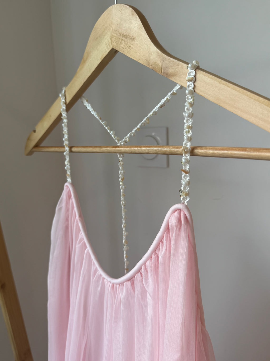 Robe Maxi Voile Plissé – Bretelles Perlées | Rose Poudré & Beige