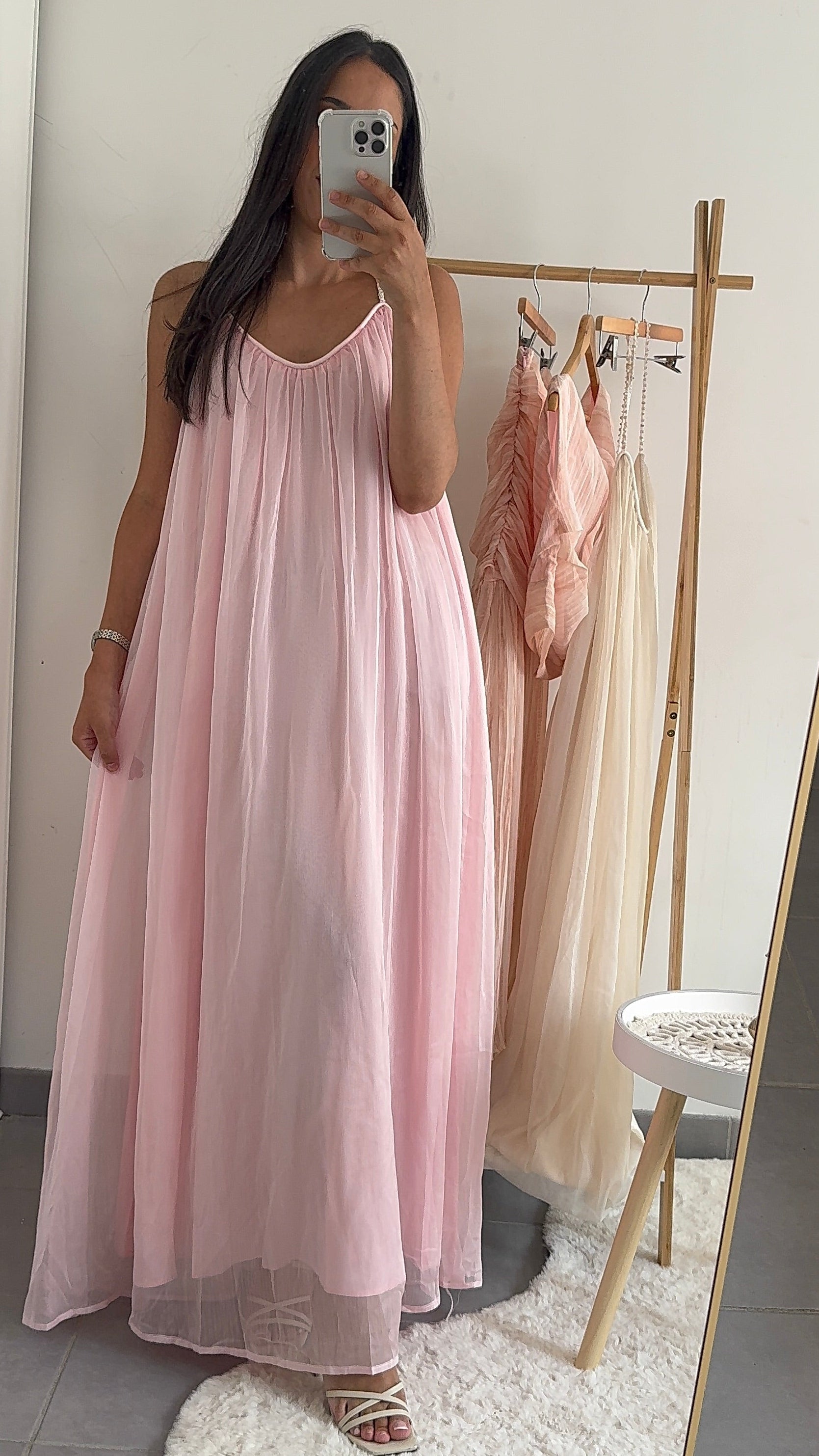 Robe Maxi Voile Plissé – Bretelles Perlées | Rose Poudré & Beige