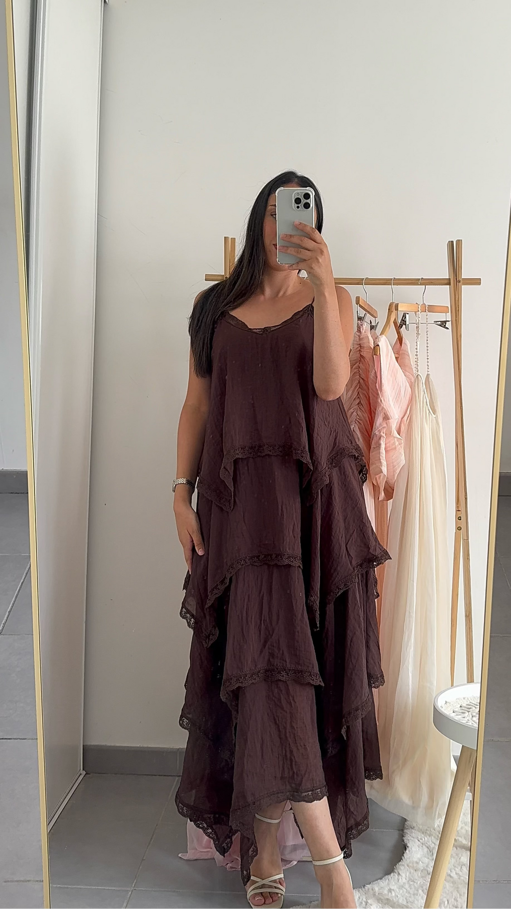 Robe Maxi Chocolat – Volants Asymétriques & Dentelle Bohème