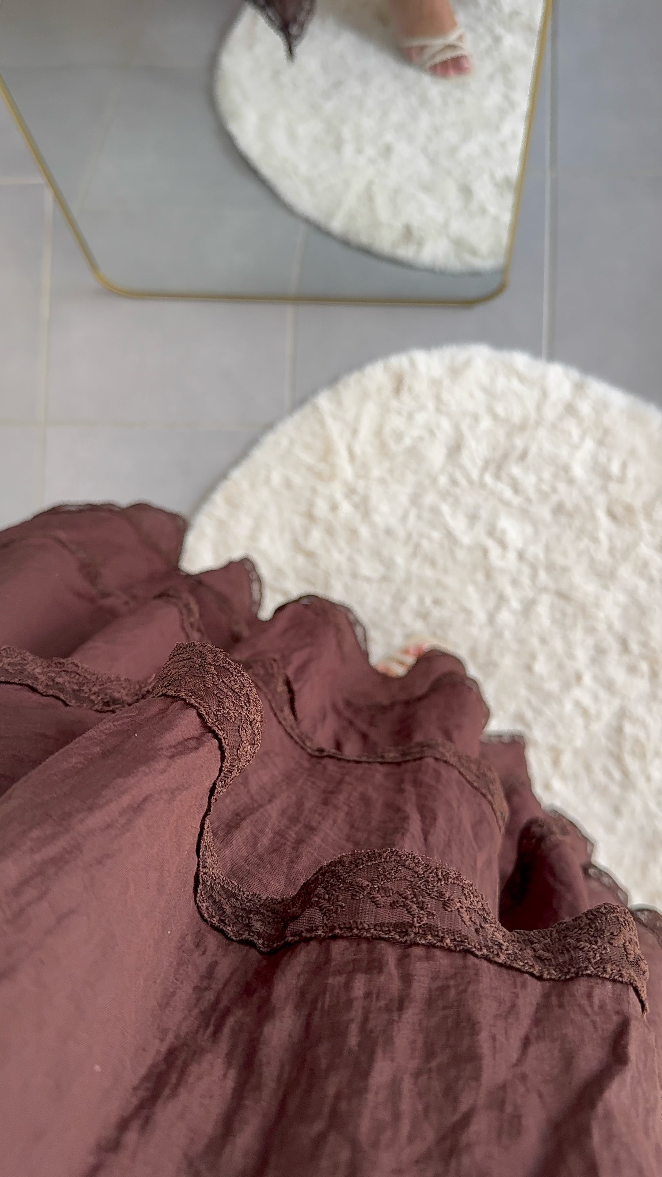 Robe Maxi Chocolat – Volants Asymétriques & Dentelle Bohème