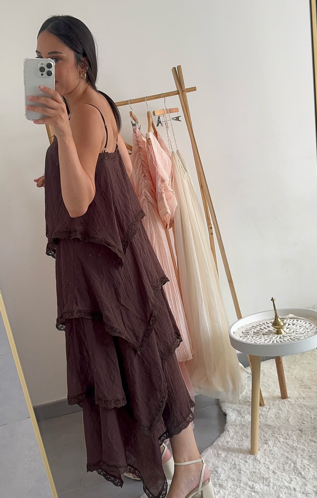 Robe Maxi Chocolat – Volants Asymétriques & Dentelle Bohème