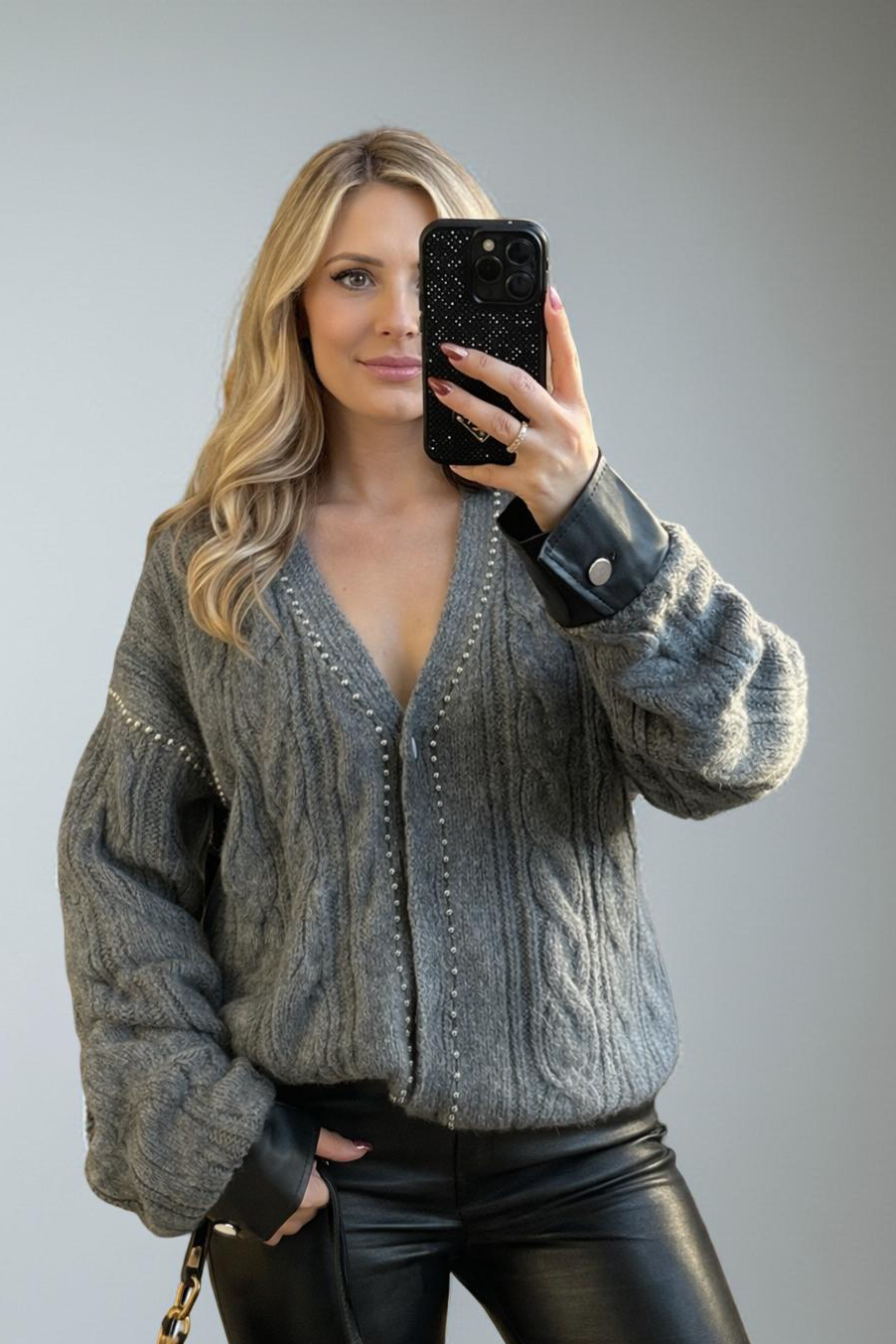 Cardigan Signature Bordeaux – Chic Moderne & Finitions Bijoux