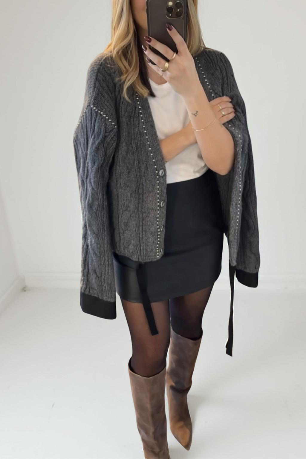 Cardigan Signature Bordeaux – Chic Moderne & Finitions Bijoux