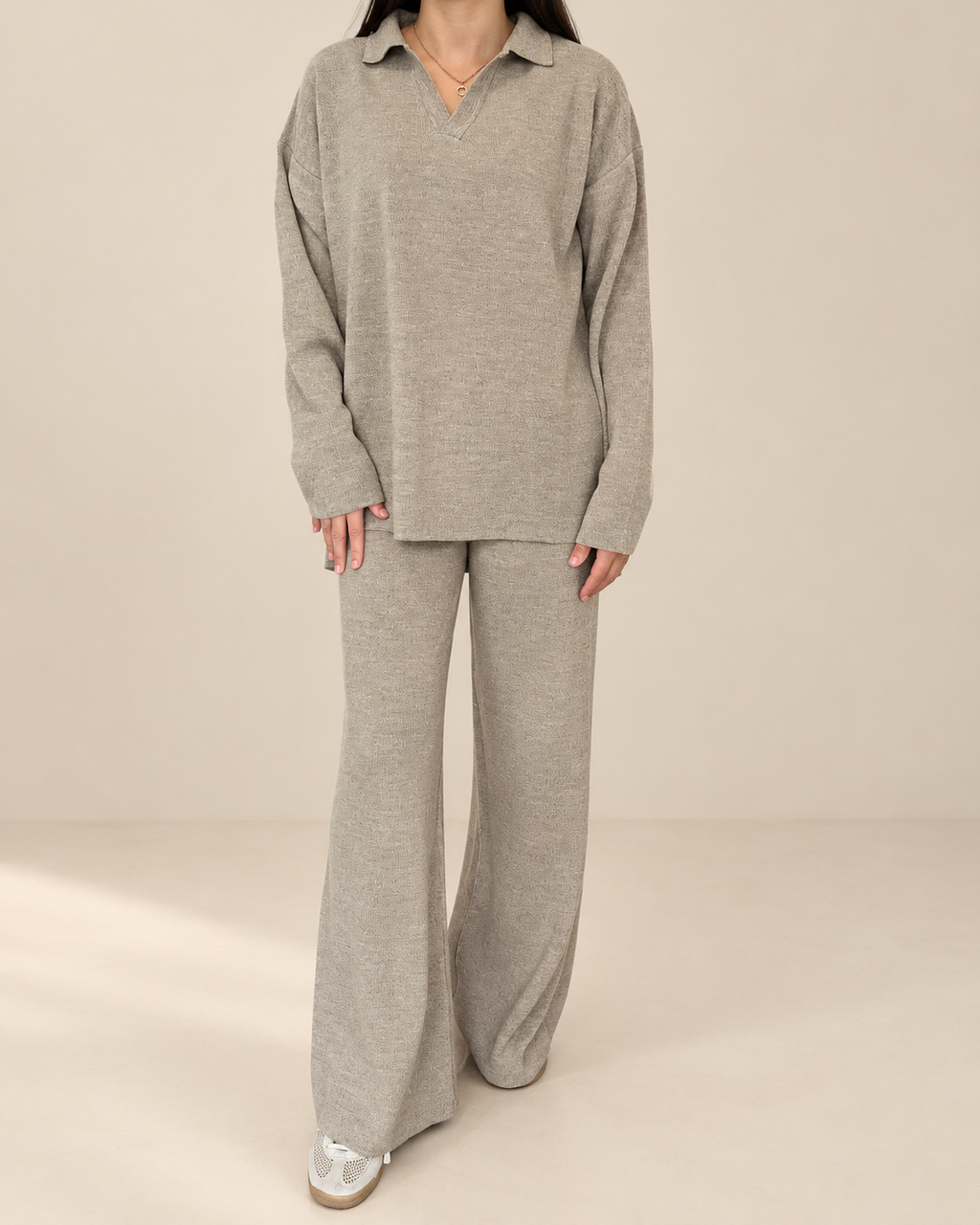 Ensemble maille taupe porté vue de face RINES