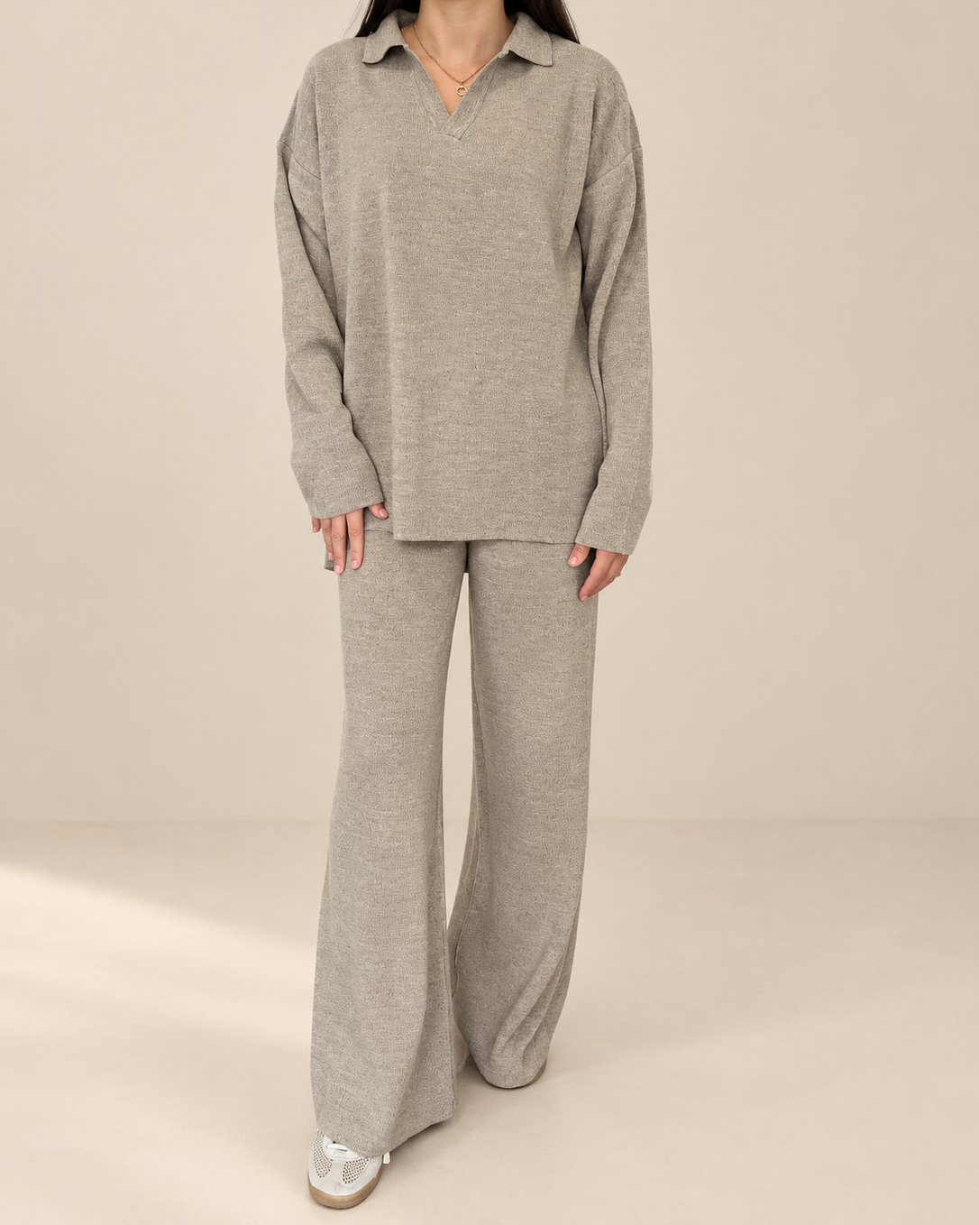 Ensemble maille taupe porté vue de face RINES