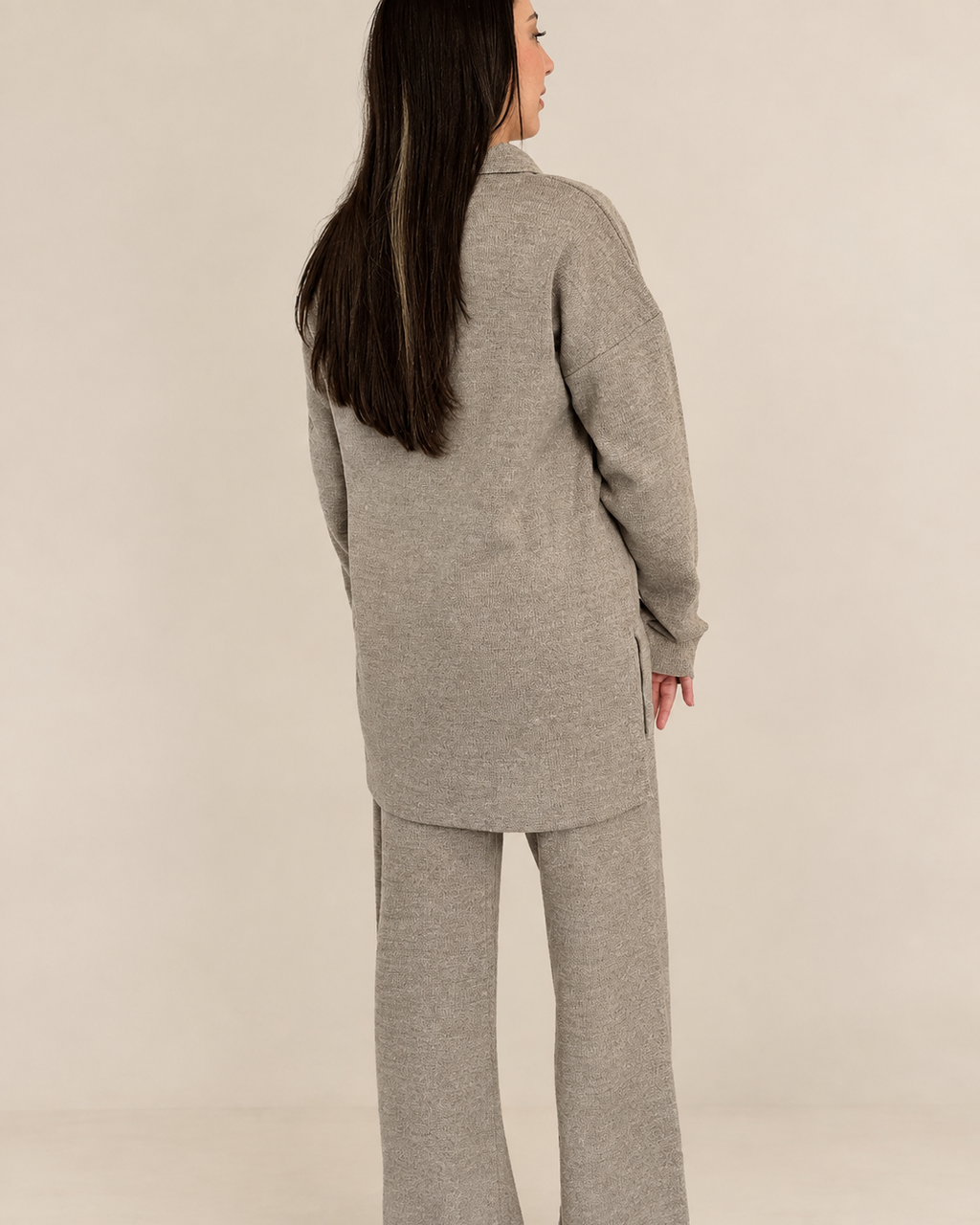 Ensemble maille taupe porté vue de dos